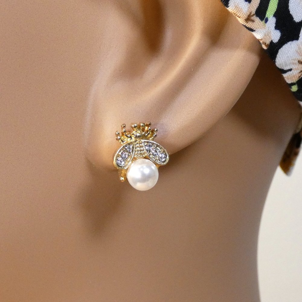 Small sparkling bee with pearl and rhinestones in gold tone .5"